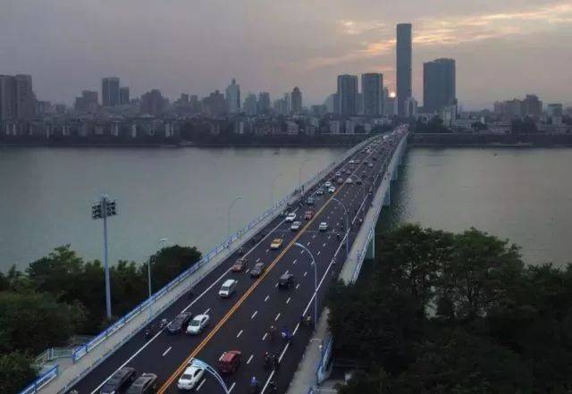  p> a href="#" data-lemmaid="219569">柳州 /a>螺丝岭大桥,位于柳州