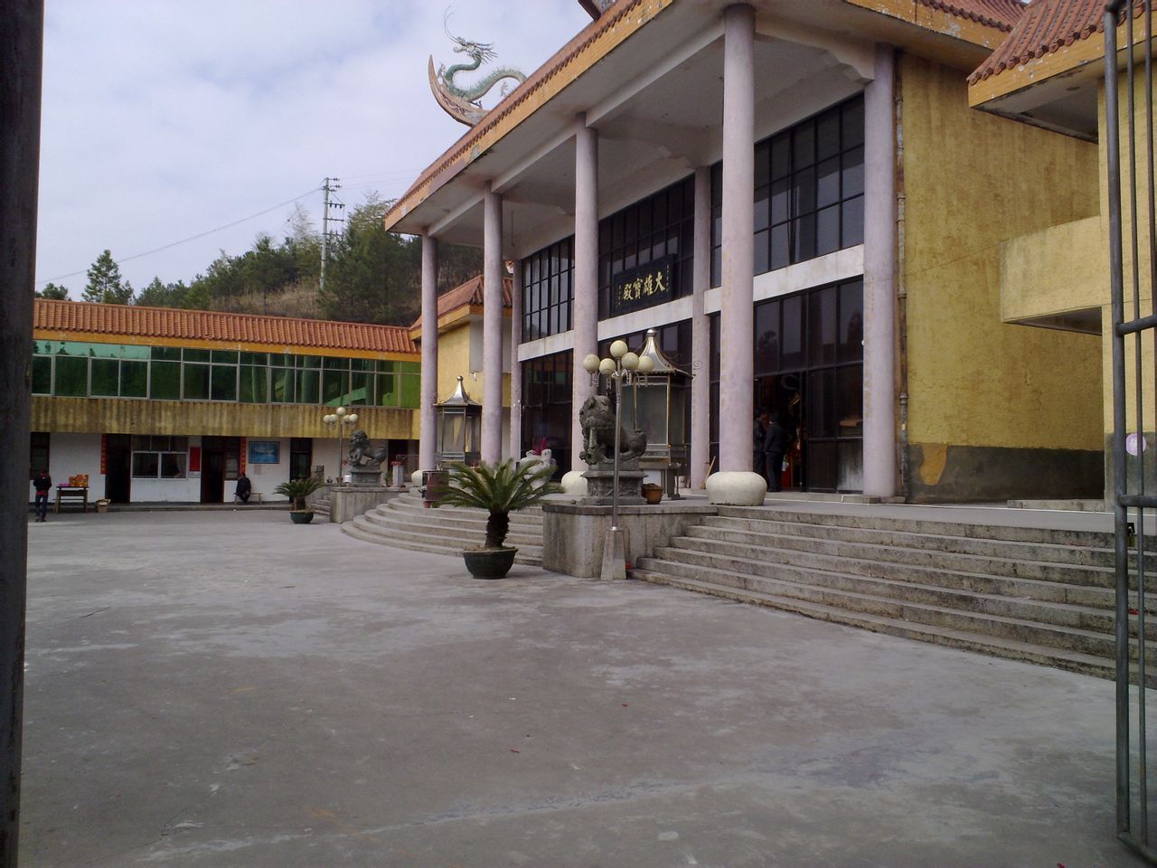 雪山岩坐落于福建省泉州市永春县的群山之宗——雪山上,因山顶凹一湖