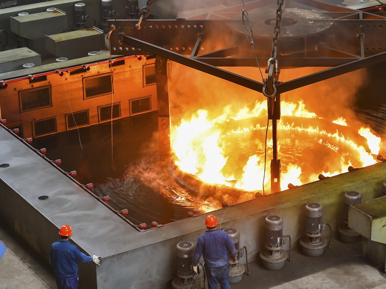  p>调质处理就是指淬火加高温回火的双重热处理方法,其目的是使工件