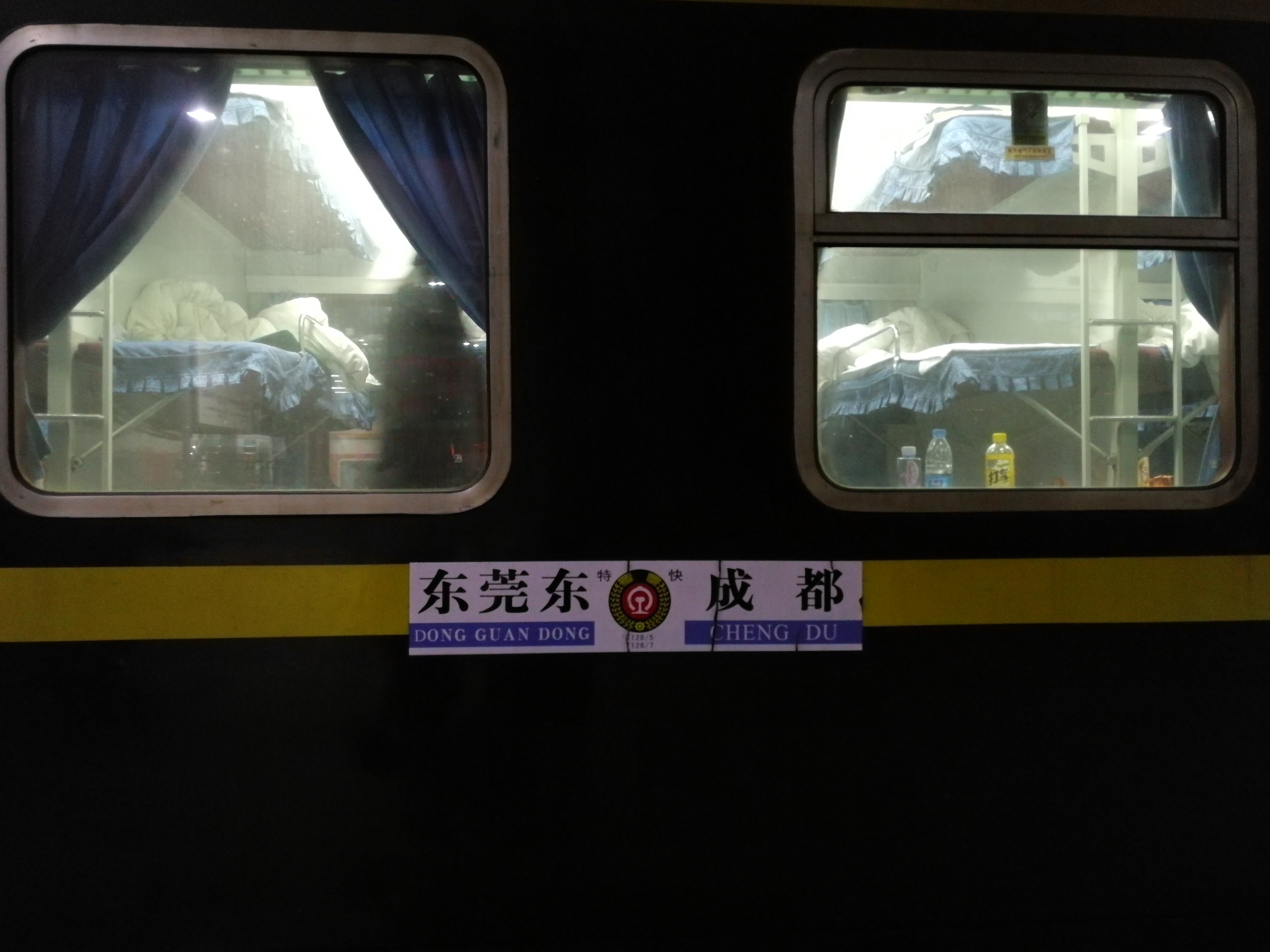 由于搭夜车是人们难免的出行方式,因此夜班车是重要的辅助交通工具.