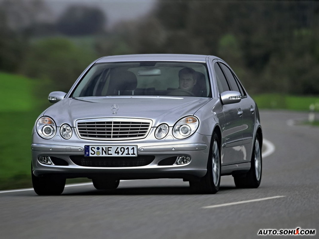  p>奔驰e级轿车是奔驰开发出的介于c级与s级之间的一款中大型高端商务