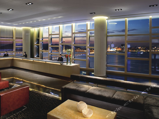  p>澳门新濠锋酒店坐落于凼仔优越地段,远离繁嚣;由世界知名大师精心