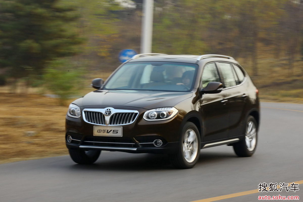  p>中华v5是中华汽车推出的首款suv车型,车头线条圆润,前保险杠非常