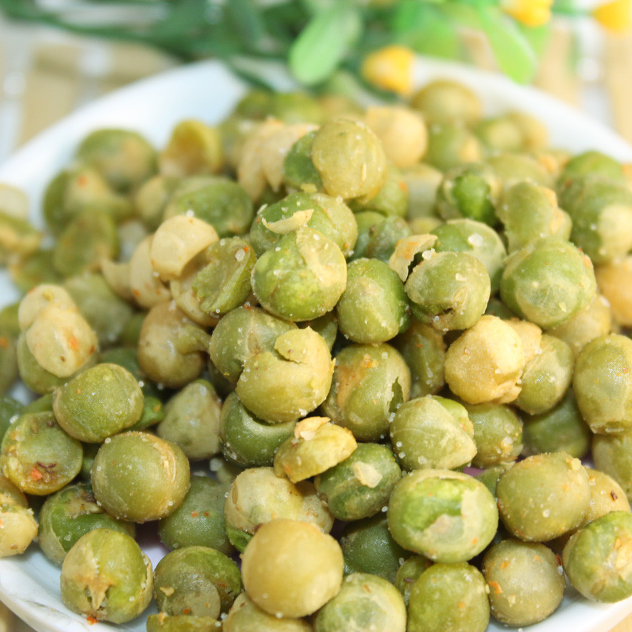 将豌豆(选用颜色嫩绿的大白豌豆)洗净,滤干水分.