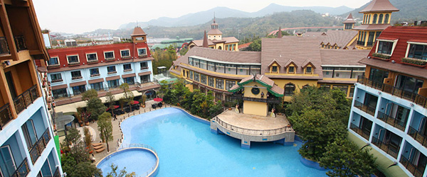  p>深圳东部华侨城黑森林酒店地理位置优越,毗邻囊括茶翁古镇,四季