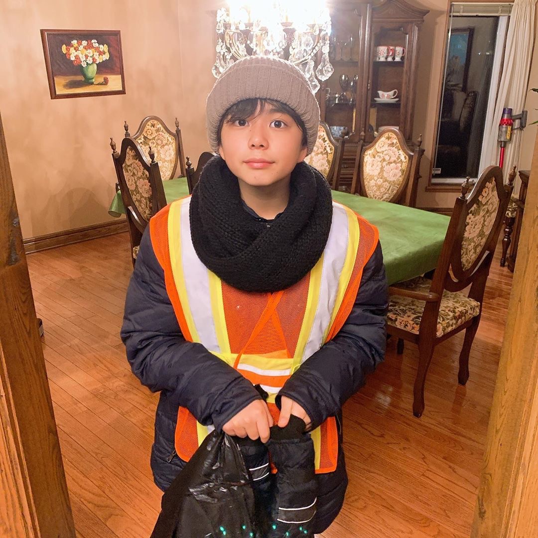  p>文梅森(mason),2007年3月21日出生,韩国童星,是个混血儿,妈妈是