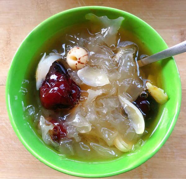 雪耳莲子百合红枣奶露