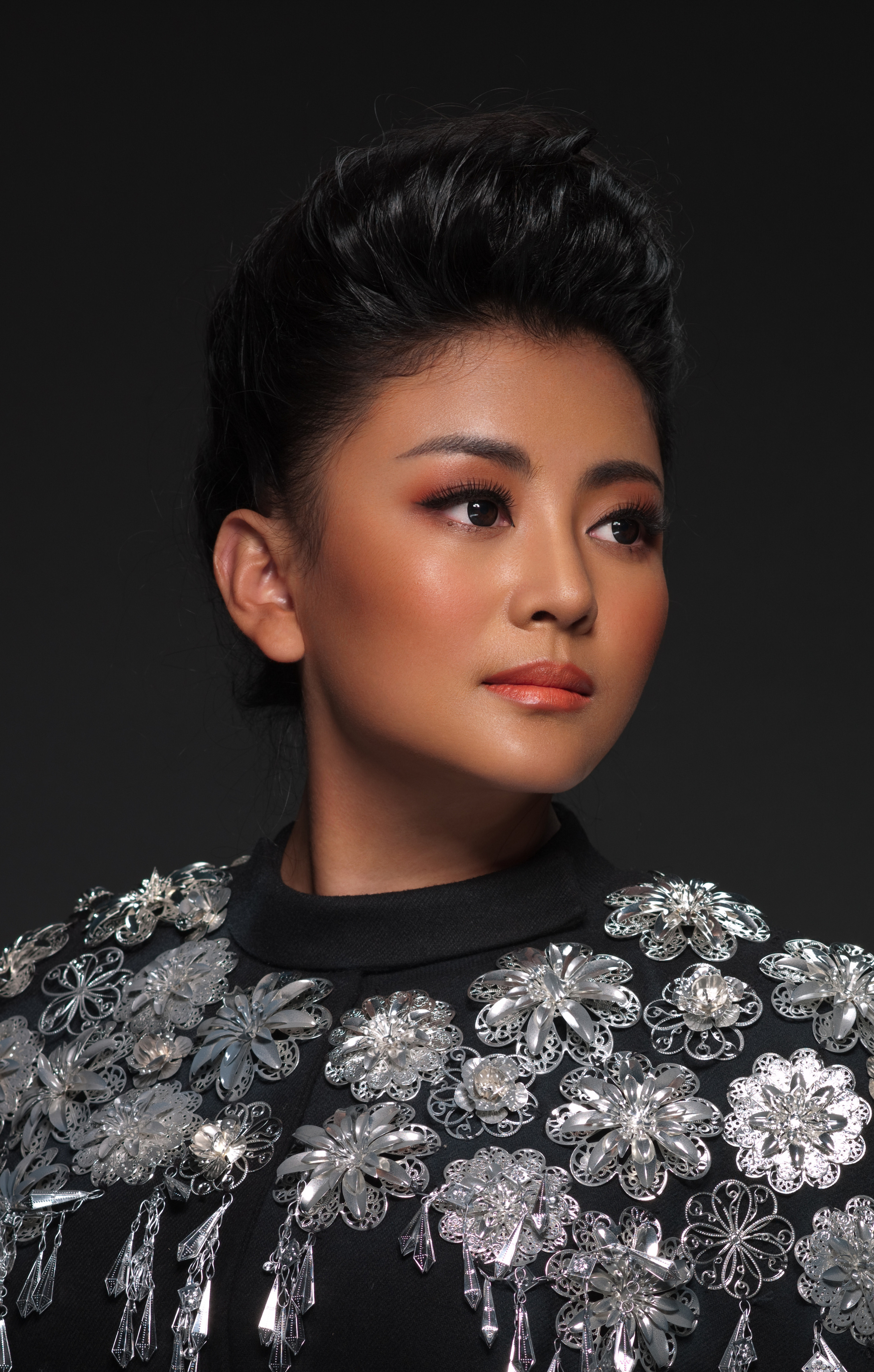  p>阿鲁阿卓,彝族,生于贵州 a target="_blank" href="/item/毕节