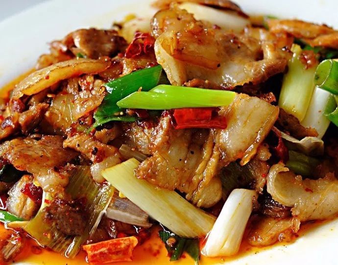  p>东北回锅肉是东北人民在传统经典川菜——回锅肉基础上结合东北