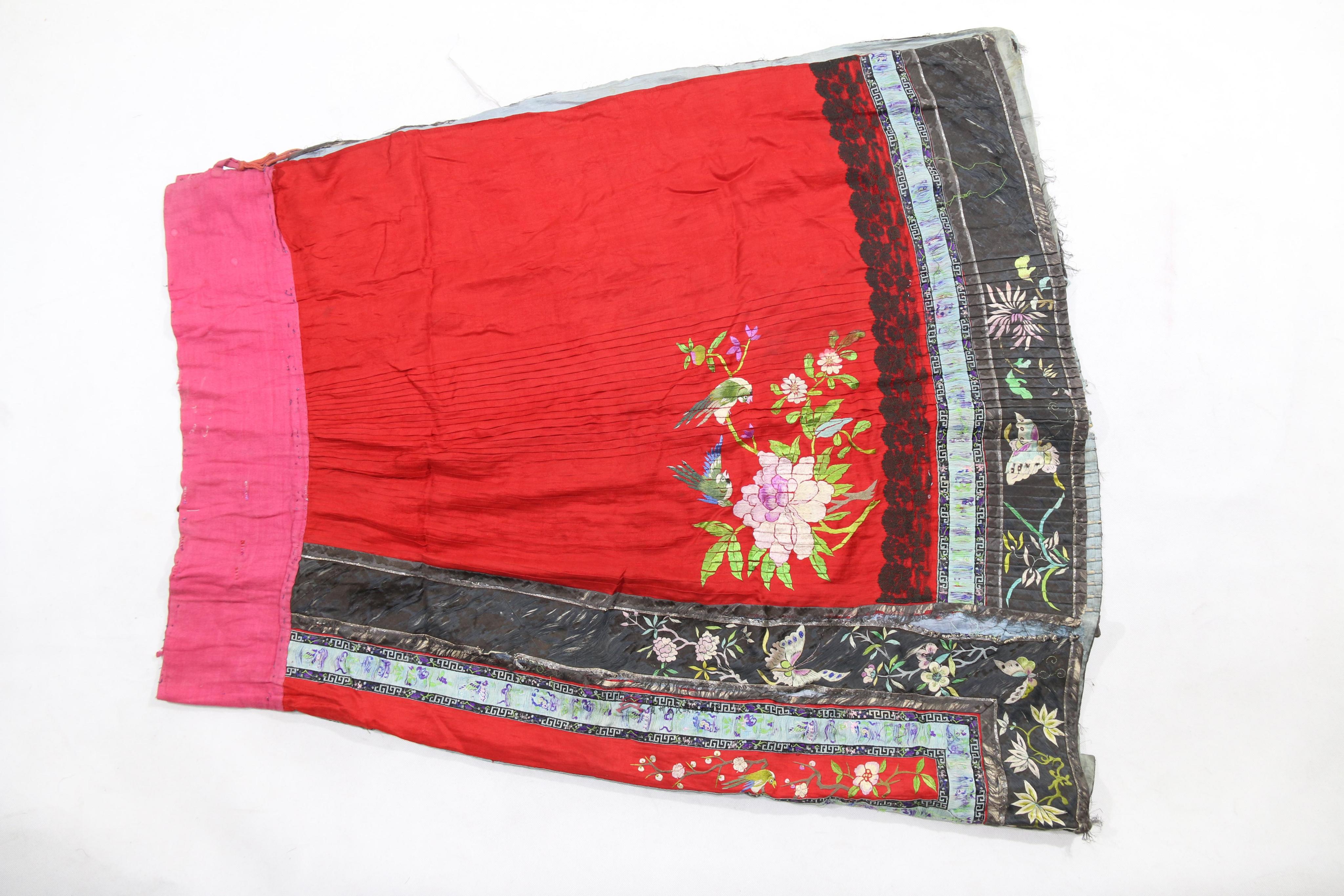 清代湖南红底湘绣牡丹纹围裙