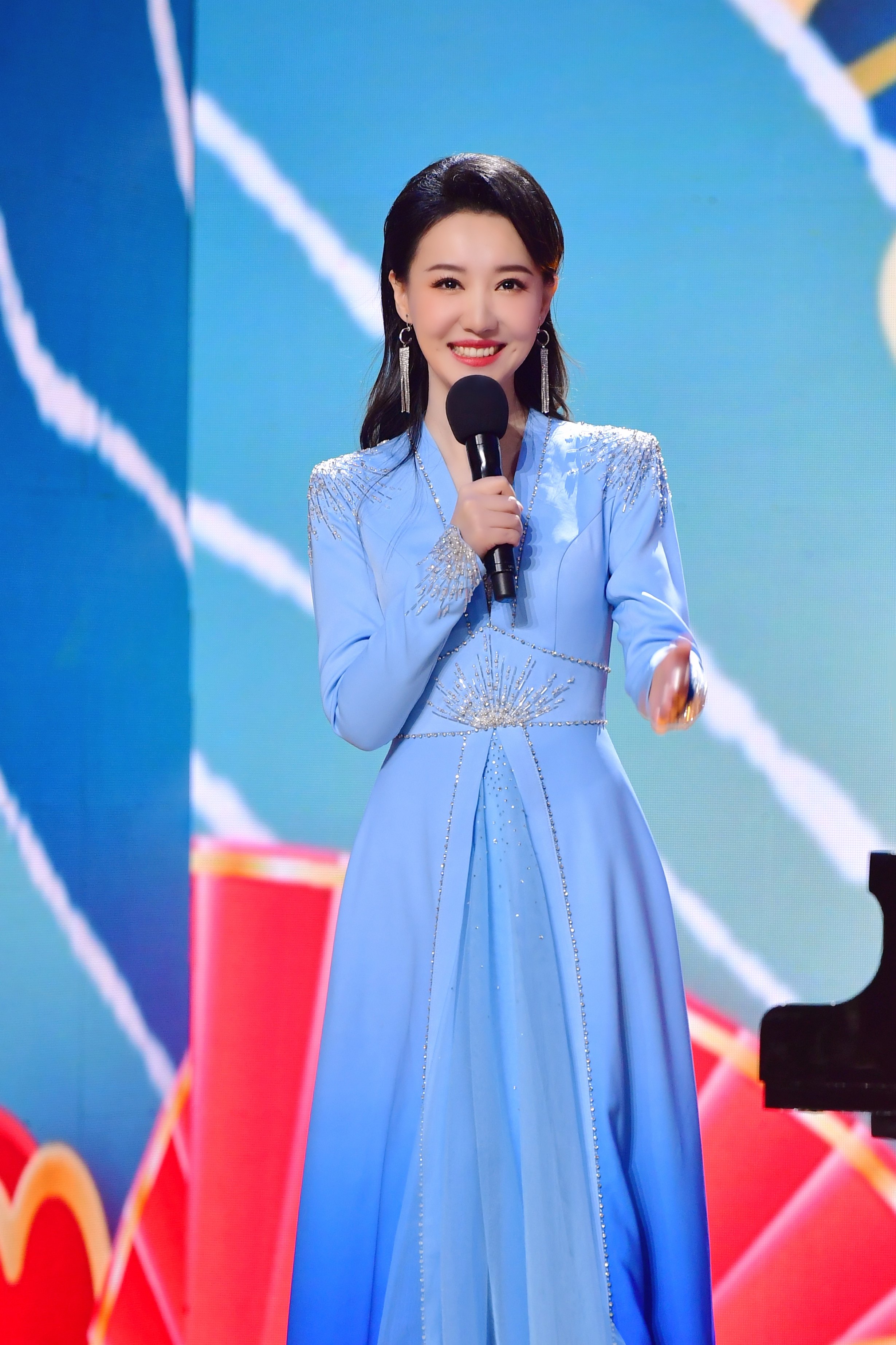  p>张靓婧,中国内地双语女主持人,先后毕业于浙江传媒学院,英国利物浦
