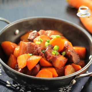  p>红萝卜烧肉是一道菜肴,主要食材是 a href="#" data-lemmaid="4342