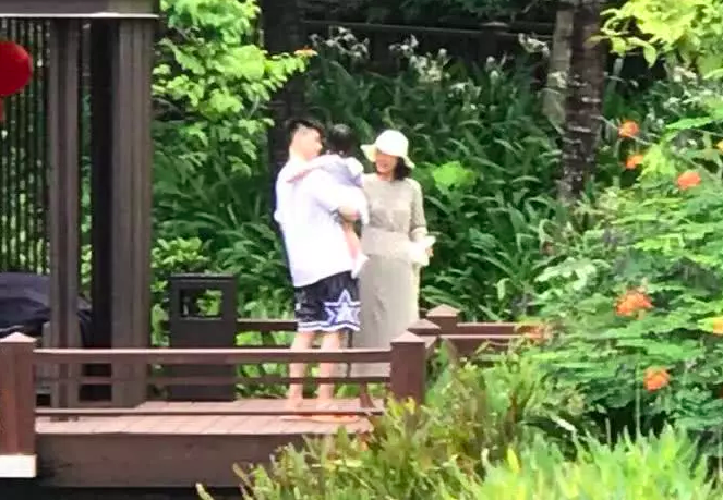 朱丹一家三口罕见同框，周一围抱着女儿一路有说有笑好温馨_百科TA说