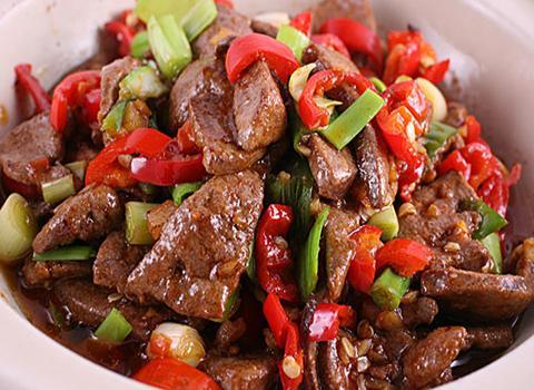 是一道由猪肝,胡萝卜,黄瓜等为主要食材做成的菜品,属于川味家常菜