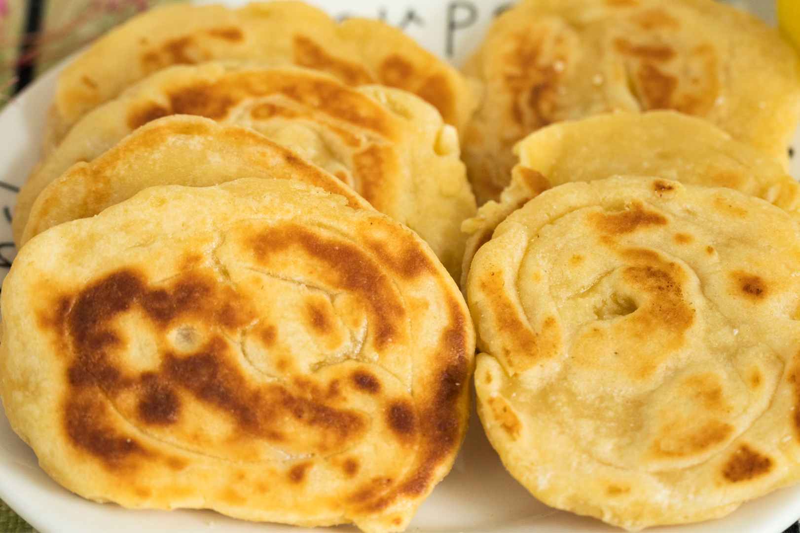  p>玉米面糯米饼是一道美食,制作原料主要有玉米面. /p>