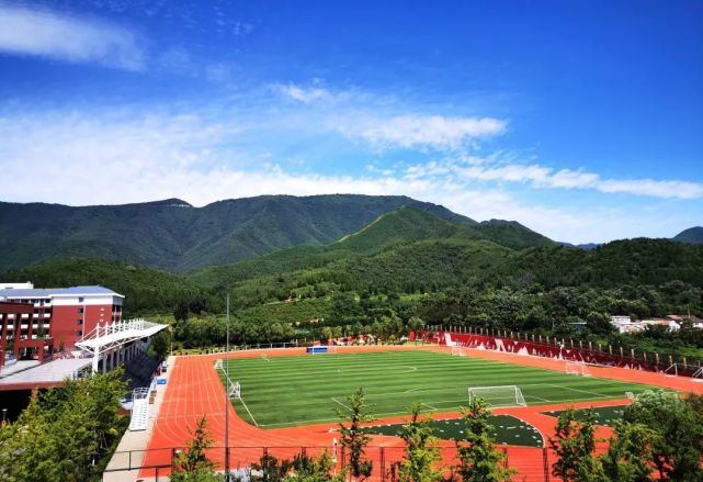  p>人大附中石景山学校是石景山区教委所属公办学校,是一所包括小学