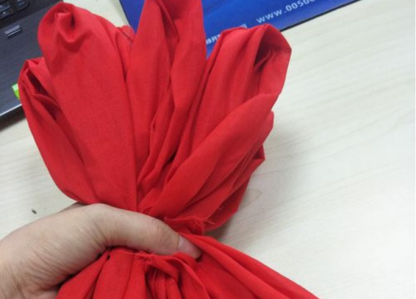 如何制作绸布大红花 - 知晓星球