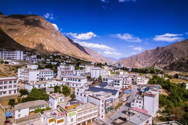 瓦卡镇,是享有盛誉的"中国民间文化艺术之乡",位于甘孜藏族自治州得荣