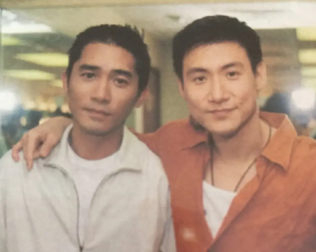 该片讲述了阿飞与阿基花了二十年青春在黑社会中打滚,直到他们遇见一