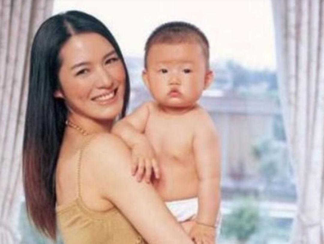 嫁3婚导演却惨遭出轨，她果断离婚，如今独自带娃身价过亿_百科TA说