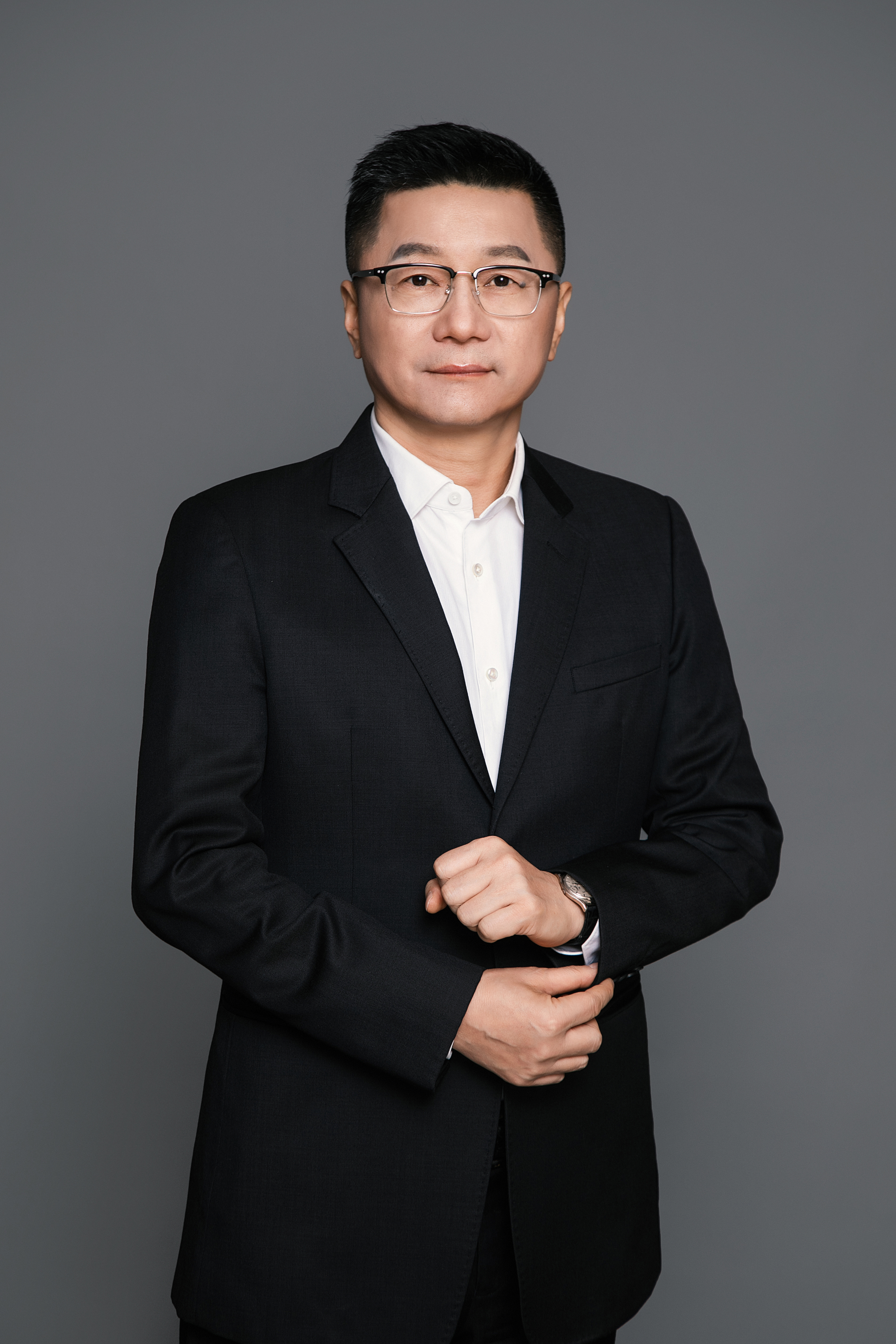  p data-id="go0mx473ox">李新宇,1965年8月出生,湖南长沙人,研究生