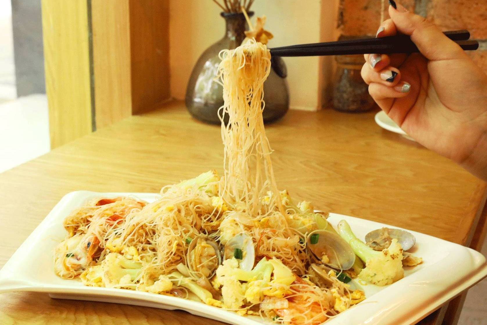  p>台州炒米线是一道由米线,瘦肉丝,芹菜等食材制成的美食. /p>