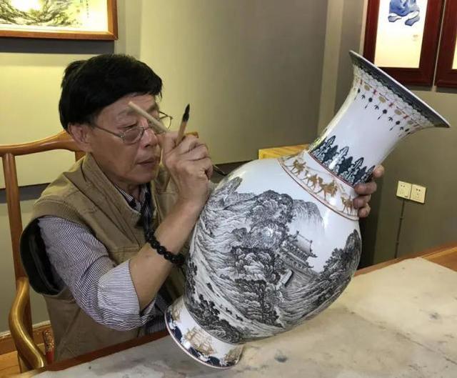 现为中国工艺美术学会高级会员,江西省工艺美术大师,景德镇市政协委员