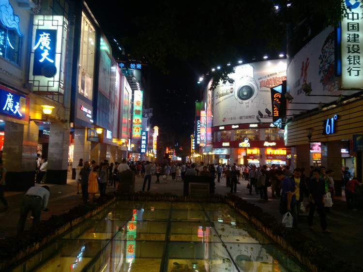  p>莲花路是位于珠海市拱北中心的一条著名商业步行街,是珠海历史上