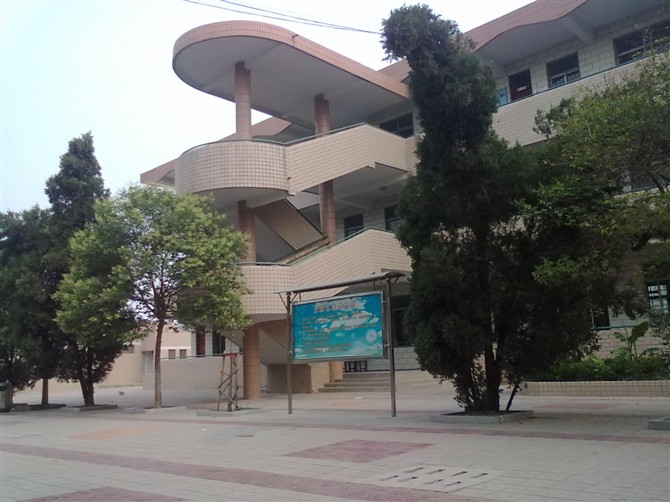  p>开封市田家炳实验中学位于风景秀丽的 a href="#" data-lemmaid="