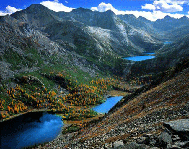  p>巴姆七湖景区位于乡城县城以东的群山之中.