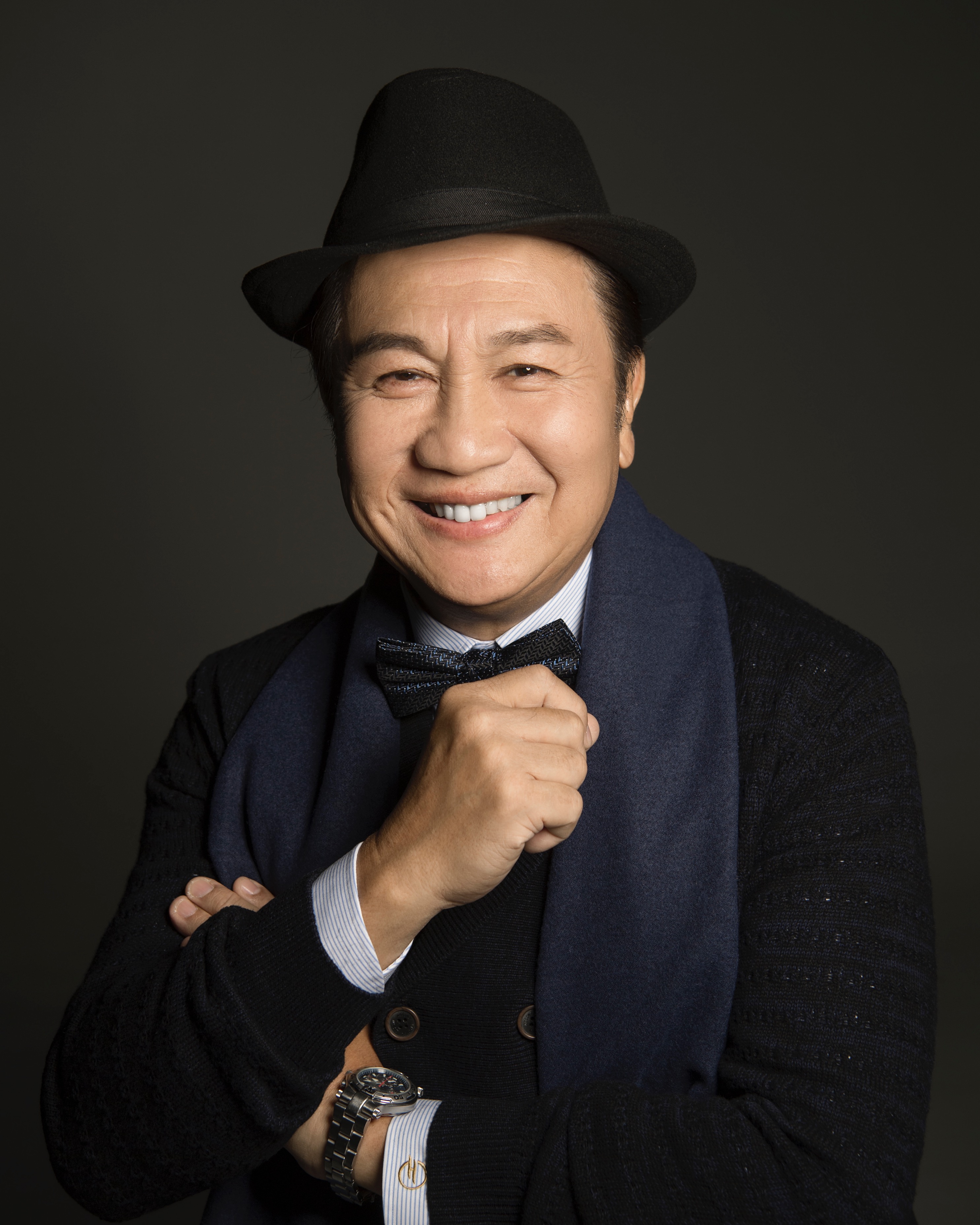  p>郭锋(kwok fung,曾被误称为郭峰),原名郭民富,1951年10月27日生于