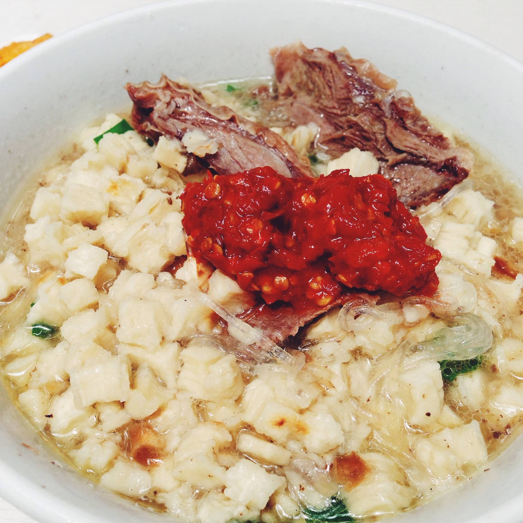  p data-id="gnwn932yl5">羊肉泡馍简介  牛羊肉泡馍是陕西的风味美馔