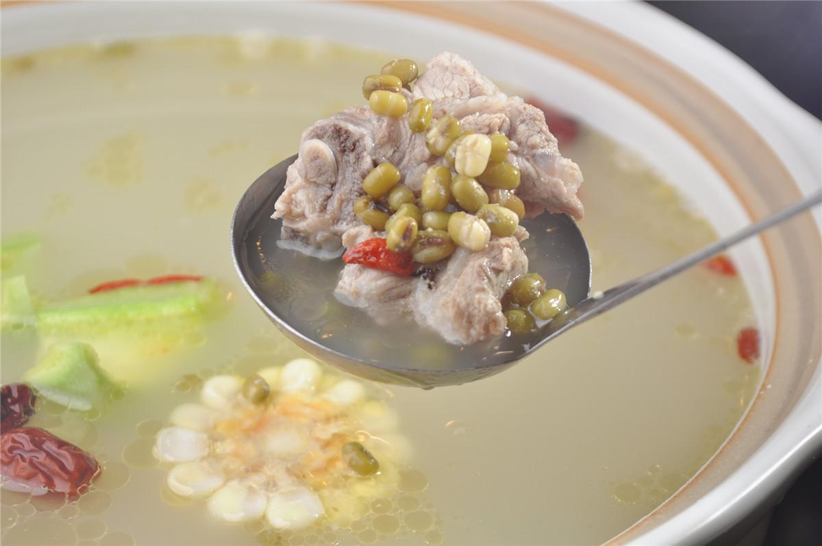 p>绿豆排骨汤是由排骨,绿豆等作为主要食材,生姜,鸡精等作为主要调料
