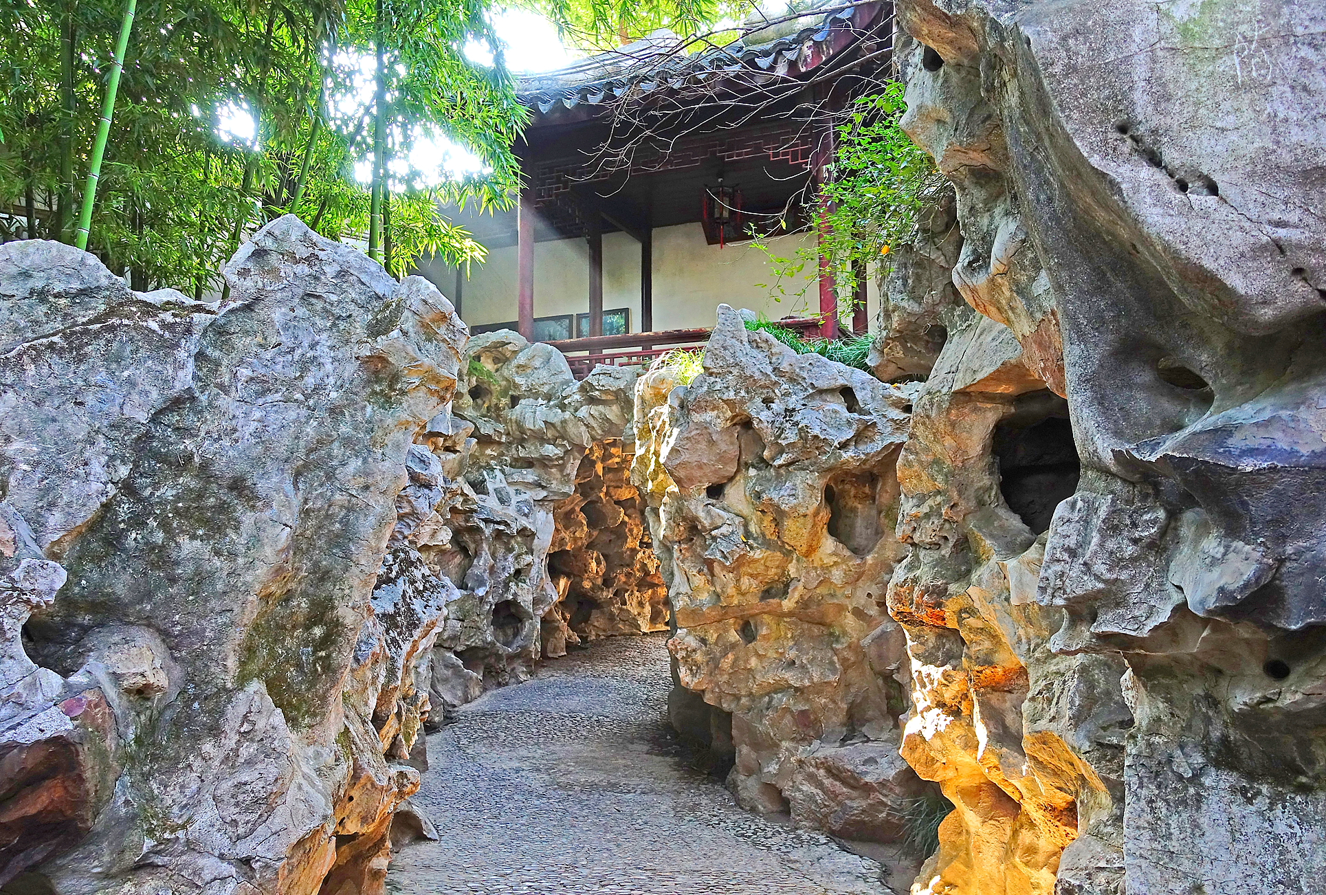  p>狮子林始建于元代至正二年(1342年),是中国古典私家园林建筑的代表