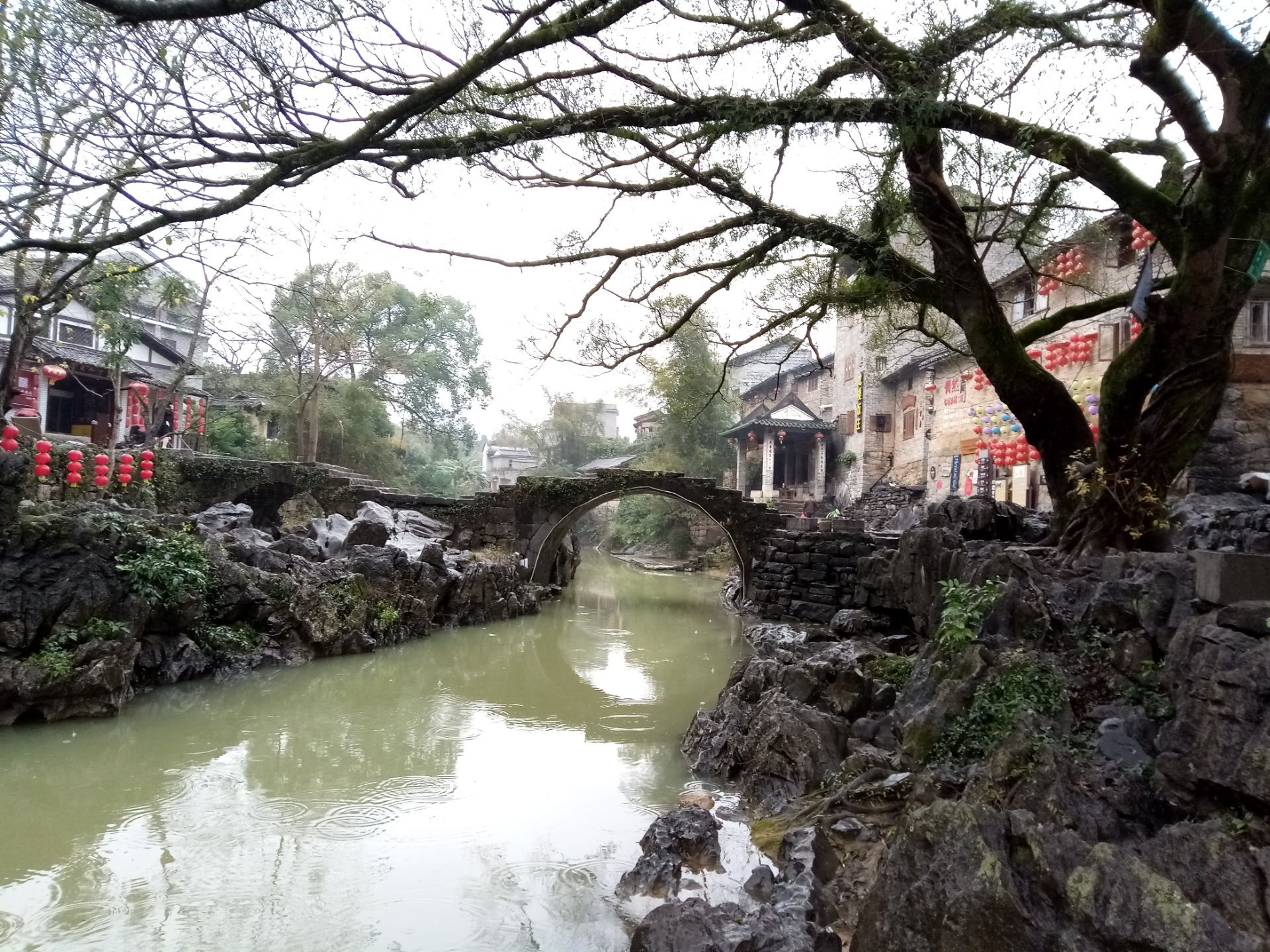  p data-id="gnaut1x2ku">是黄姚古镇15座古桥梁中最大的阶梯石拱桥.