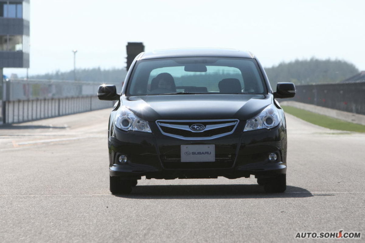  p>斯巴鲁力狮是一款兼顾日常行驶性能和舒适性的汽车,吸收了斯巴鲁