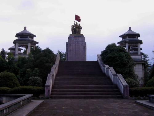  p data-id="go143fnzbl">井冈山南山公园位于茨坪镇的南端,整座公园