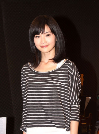  p>《二缺一》是中国香港女歌手蔡卓妍演唱的一首粤语歌,由周博贤作曲