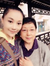 与亲友合影