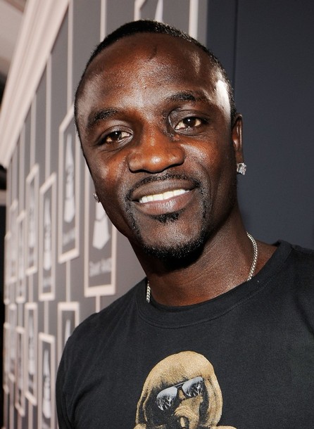  p>阿肯(akon),出生自非洲 a target="_blank" href="/item/塞内加尔"
