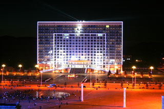 北依大兴安岭,南临西拉沐沦河,西与克什克腾旗毗邻,东与巴林右旗接壤