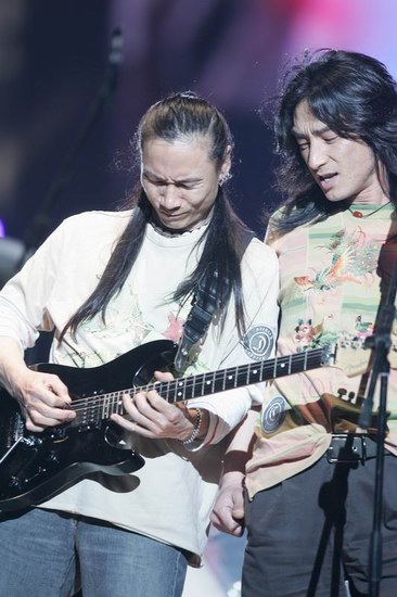  p>刘义军在家里排行老二,姐姐也从事表演艺术.