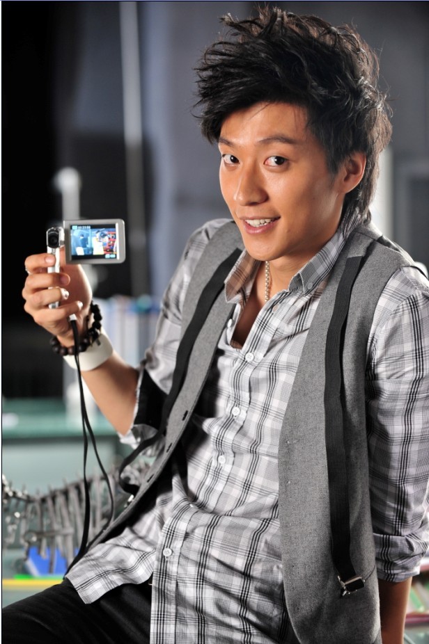  p>乔任梁 i>(1987年10月15日-2016年9月16日) /i>,出生于上海市,中国