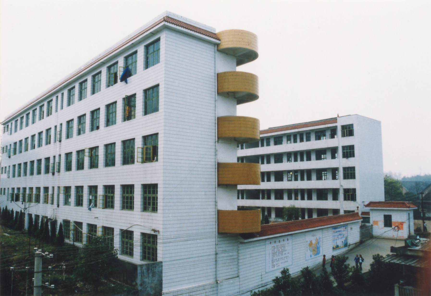  p data-id="gnwp8lzwr3">涟源市第三中学简称涟源三中,创建于1941年