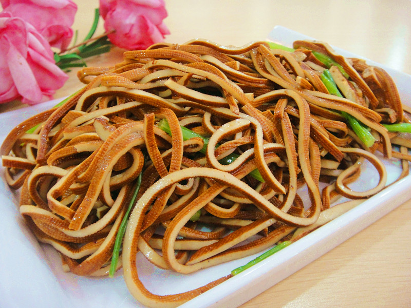 用一份卤水,将千张按张折叠成四方块备用;老卤水按照使用情况重新添加