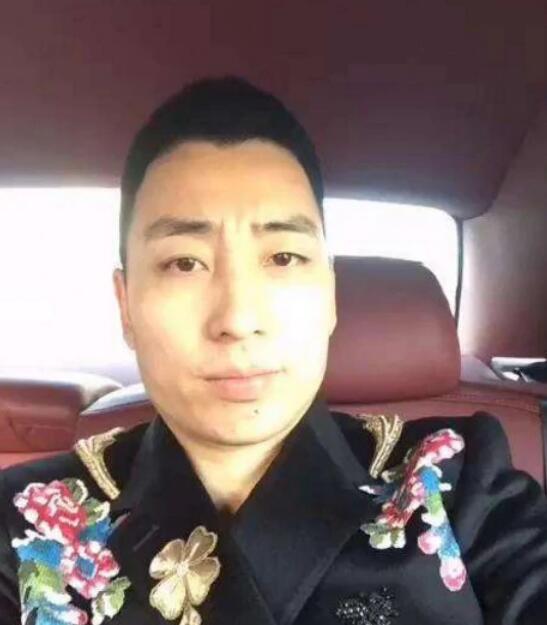 p>豪情龙哥,真名张海龙,出生于 a target="_blank" href="/item/北京
