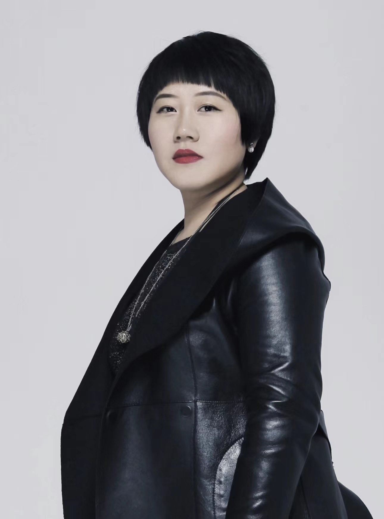 卢英英