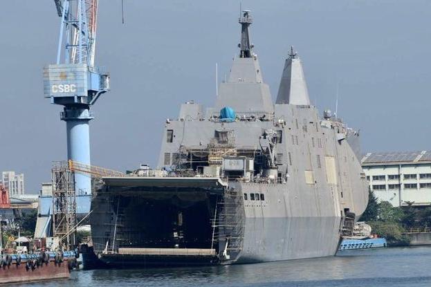 玉山号两栖船坞运输舰