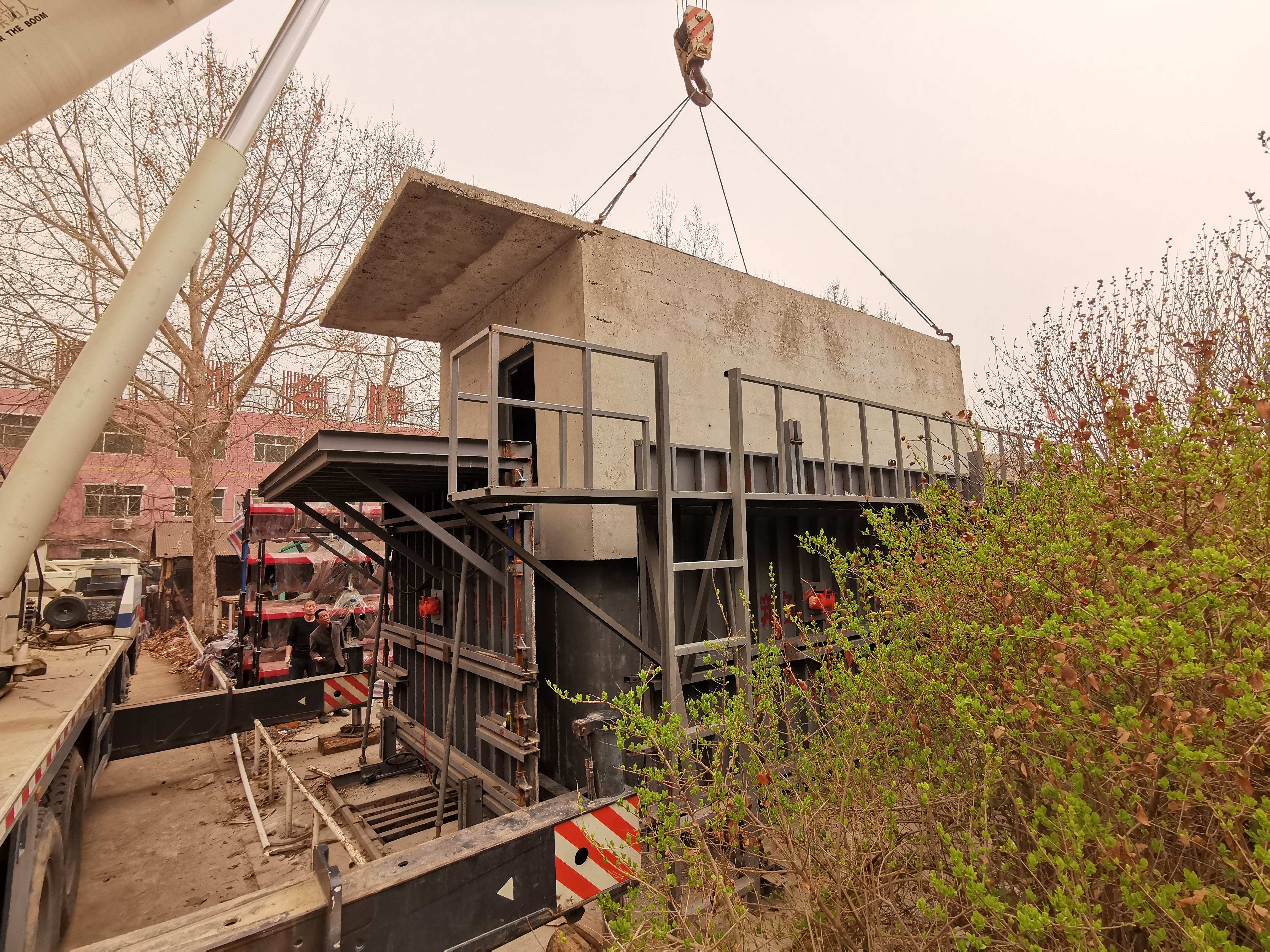  p>水泥房模具是由传统建筑大钢模板演变而来的混凝土预制品成型设备.