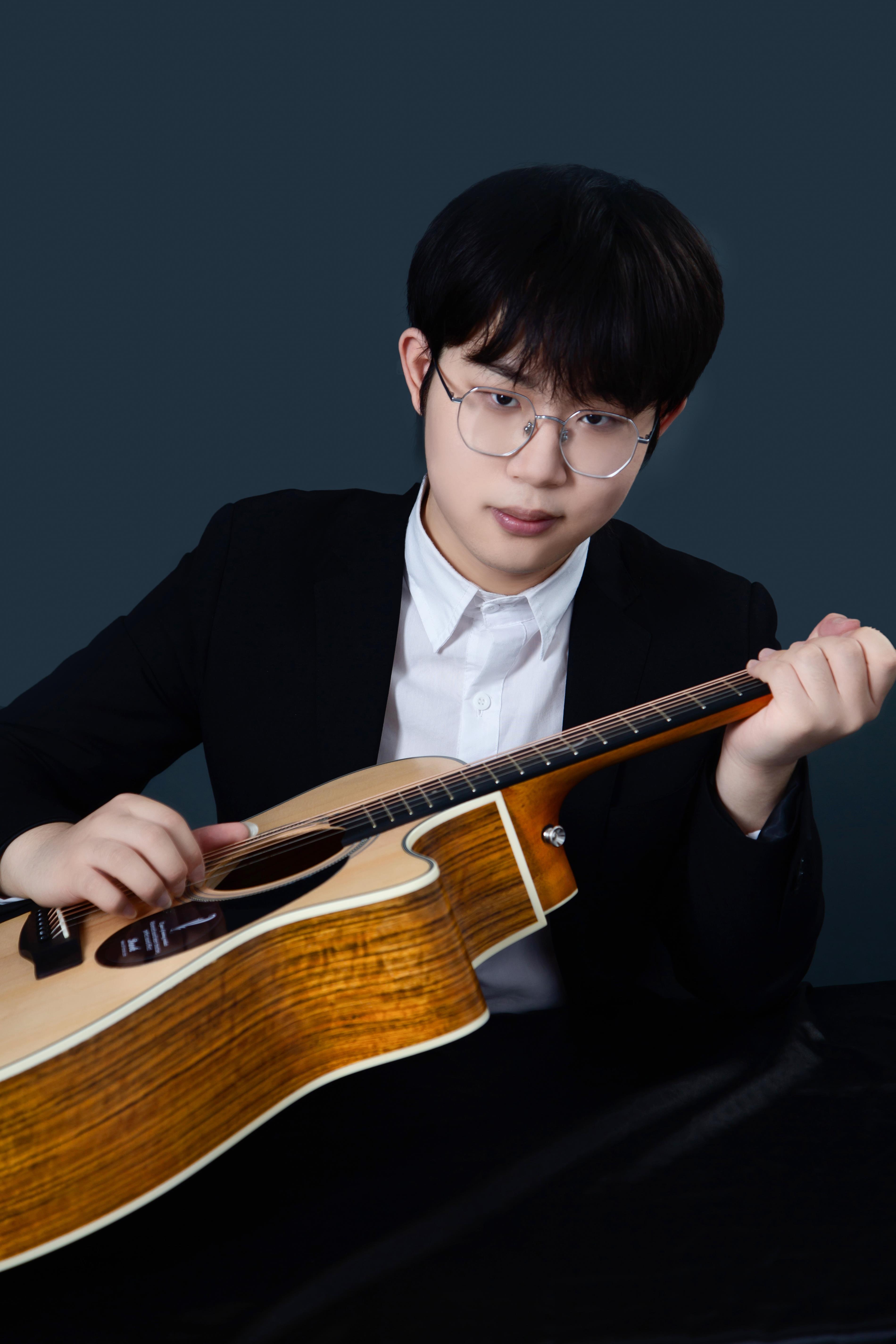  p data-id="gnzzrb4skb">刘嘉卓,新生代指弹吉他演奏家,出生于2004年